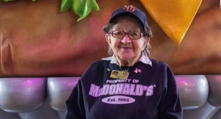 Empleada de McDonald’s cumple 100 años y aún no piensa en jubilarse