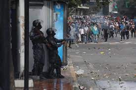 Policía dispersa con gases protesta en Asunción contra el Gobierno