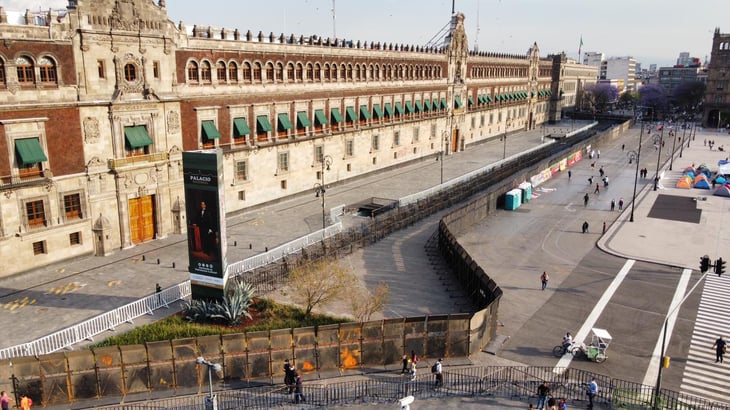 Rechaza AMLO que vallas en Palacio Nacional sean por miedo