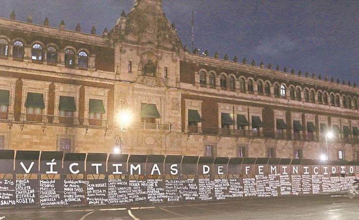 Convierten vallas del Palacio Nacional en memorial de víctimas de feminicidio