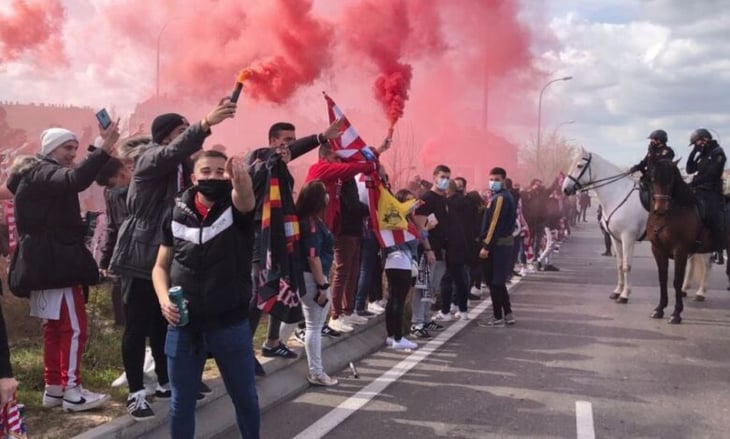 Aficionados del Atlético de Madrid se reúnen fuera del Wanda