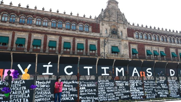 Valla frente a sede presidencial de México es convertida en 'muro de memoria'