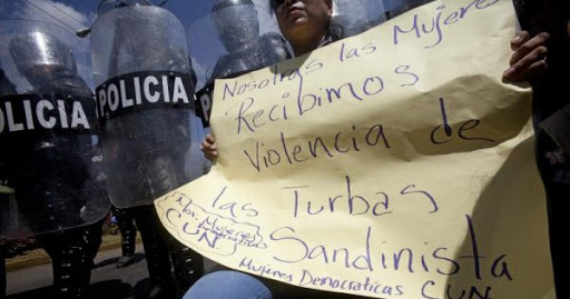 Policía de Nicaragua impide a activistas salir de casa en el Día de la Mujer