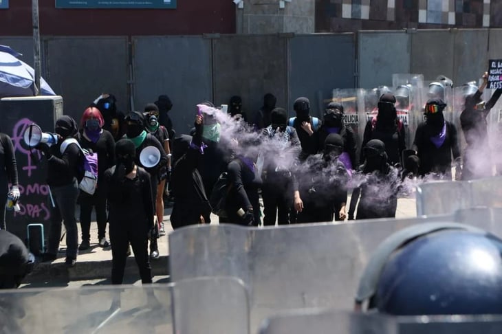 Encapsulan a feministas en Reforma e Hidalgo por marcha del 8M