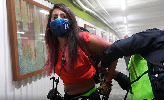 Suspenden a policías tras agresión a reportera en Metro Hidalgo