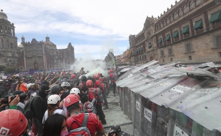 Con gases, policía dispersa a grupos feministas de Palacio Nacional