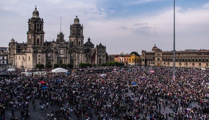 El Zócalo de la Ciudad de México despierta con leves daños tras el 8M