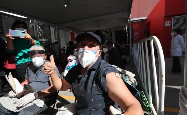'Viva la vacuna', dice abuelita vacunada contra Covid-19 en Toluca