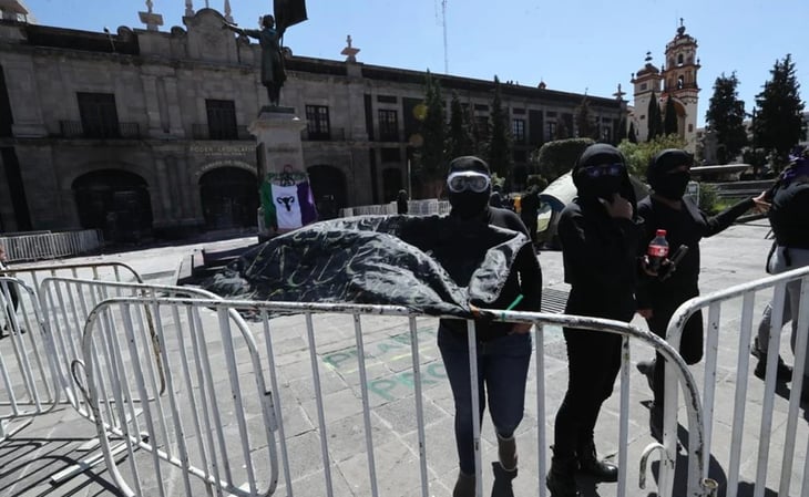 Feministas protestan en la plaza Mártires en Toluca