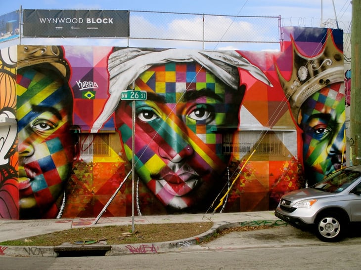 Grafitero cubano de Miami realiza un gran mural con el lema 'Patria y Vida'