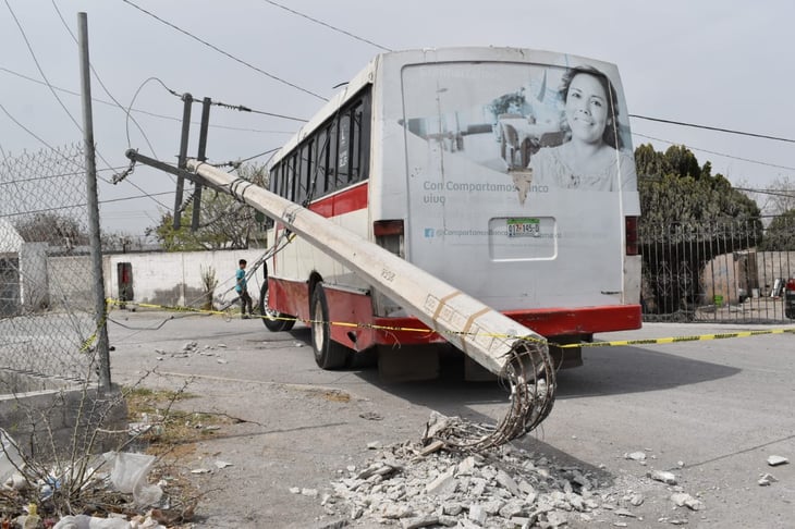 Camión de Las Flores arranca poste de Monclova 