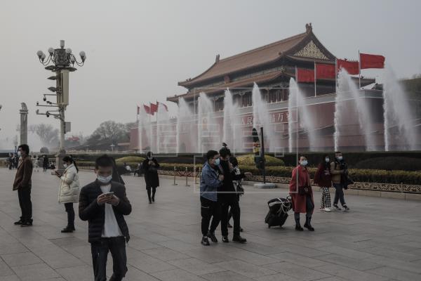 China anuncia 11 nuevos contagios y mantiene la tendencia a la baja