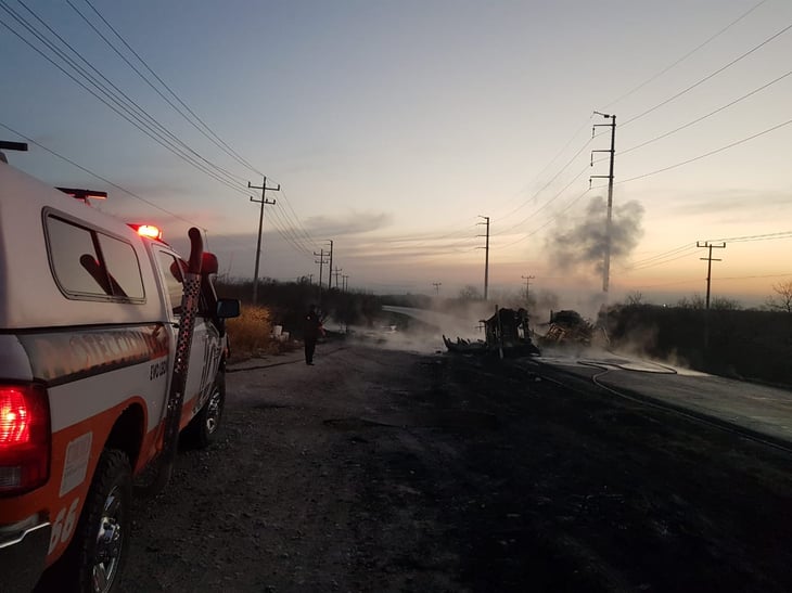 Deja 12 muertos choque entre pipa y transporte público en Nuevo León