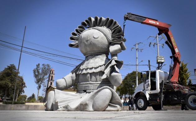 Pintan de colores la estatua gigante de Lele en Querétaro
