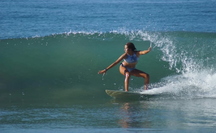 Niñas de Oaxaca se abren camino en el surf