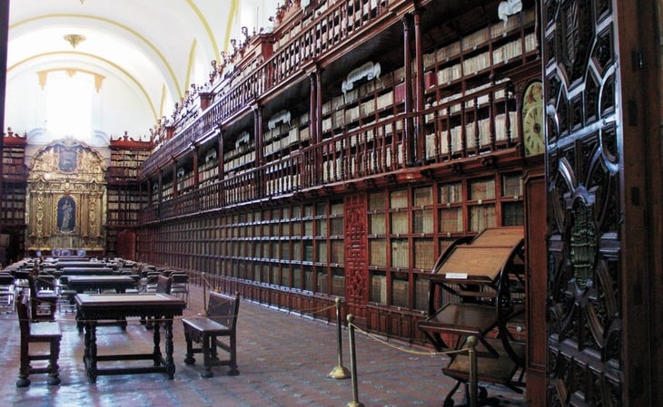 Examinan documentos históricos escritos en hojas de oro, en Puebla