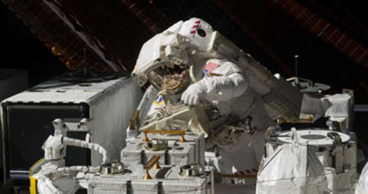 Dos astronautas realizan el quinto paseo espacial del año en la EEI