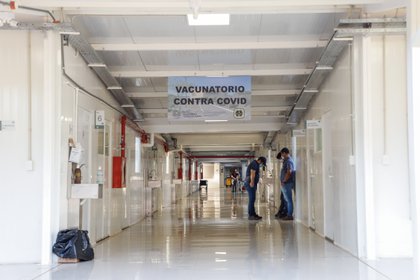 Paraguay prosigue vacunación de personal sanitario en alerta por nuevo pico