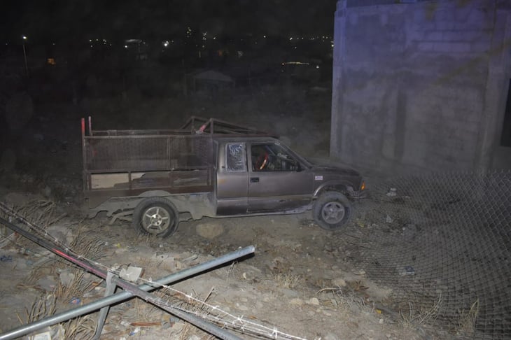 Sale camioneta del camino y cae al vacío en Monclova