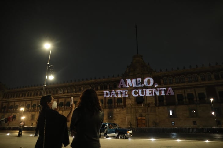 'AMLO, date cuenta', feministas proyectan mensaje en Palacio Nacional