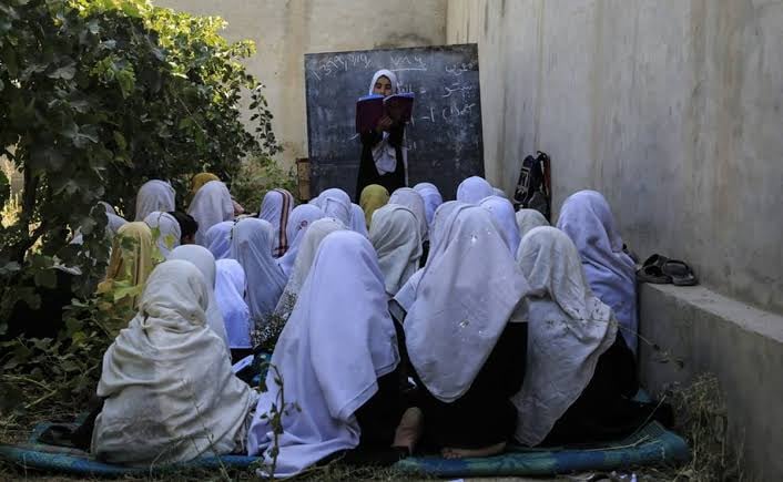 Ministerio afgano de Educación investiga prohibición a niñas 