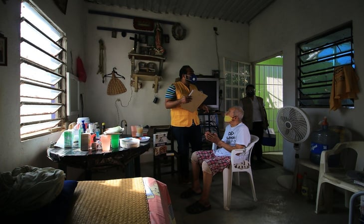 Llevan vacuna hasta la casa de adultos mayores en Villahermosa