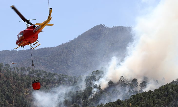 NL suma helicópteros para sofocar incendio en sierra Santiago
