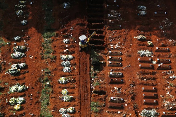 Cadáveres son amontonados por falta de espacio en un cementerio brasileño
