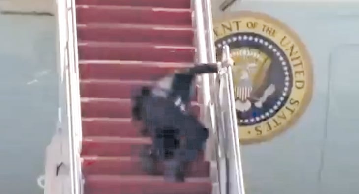 Joe Biden tropieza tres veces al subir las escaleras del avión presidencial
