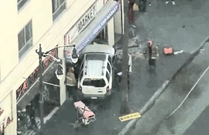Camioneta choca contra multitud en un mercado de Hollywood