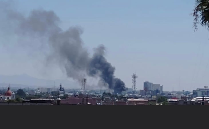 Incendio consume fábrica de textiles en León, Guanajuato