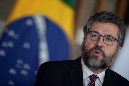El canciller brasileño niega renuncia y dice que no lee a la prensa