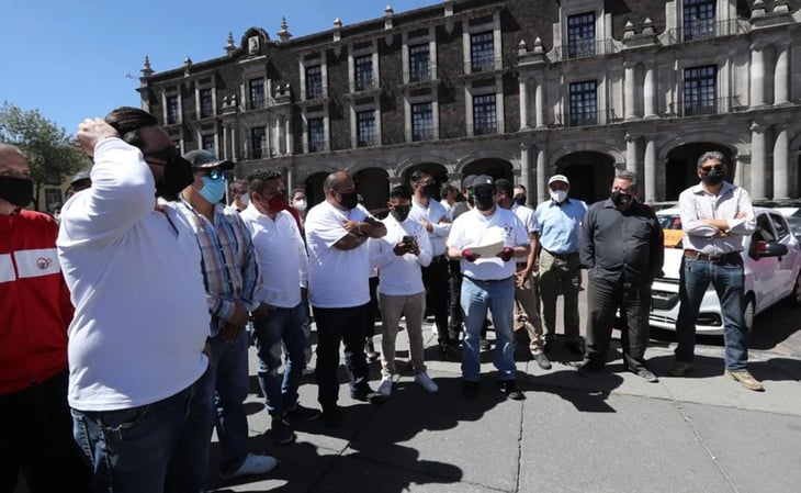 Conductores de aplicaciones se manifiestan en Plaza de Los Mártires