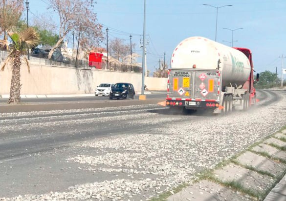 Derraman asfalto en la carretera 57 en Monclova