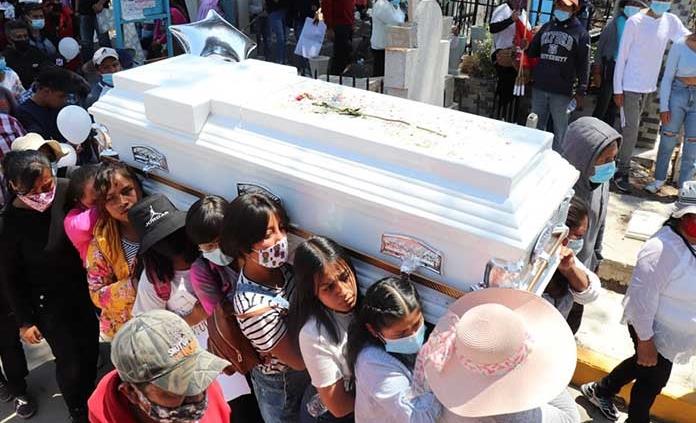 Niñas cargan ataúd de su amiga Wendy de 16 años asesinada en Edomex