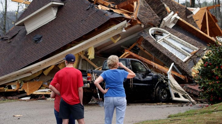 Al menos cinco muertos por un tornado en Alabama 