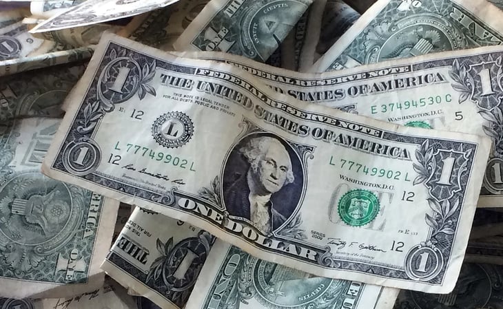 Tras anuncio de Banxico, dólar baja 16 centavos y cierra en 21.25