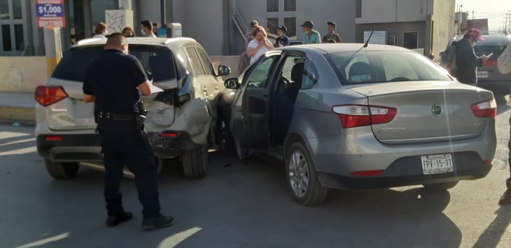 Carambola de tres vehículos en Monclova deja una mujer lesionada