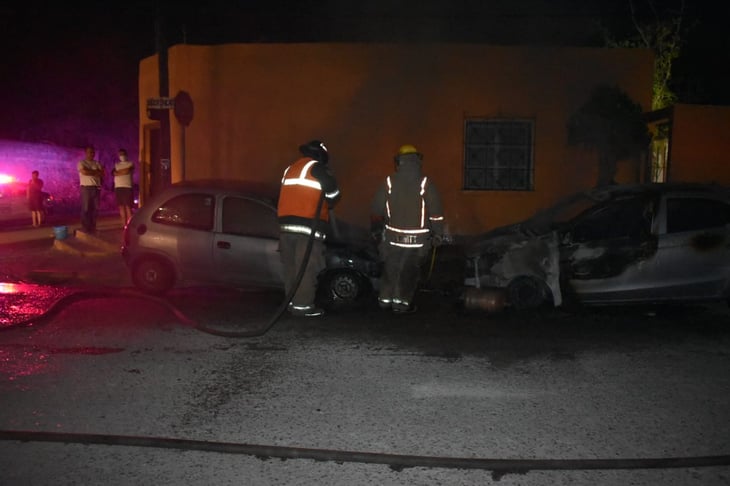 Incendian vehículos en colonia El Pueblo de Monclova