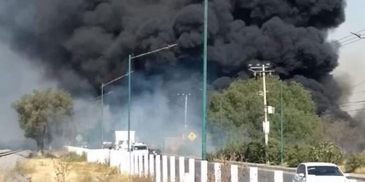 Se incendia recicladora de llantas en Tultitlán