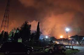 Petrolera estatal indonesia trata de controlar un incendio en una refinería