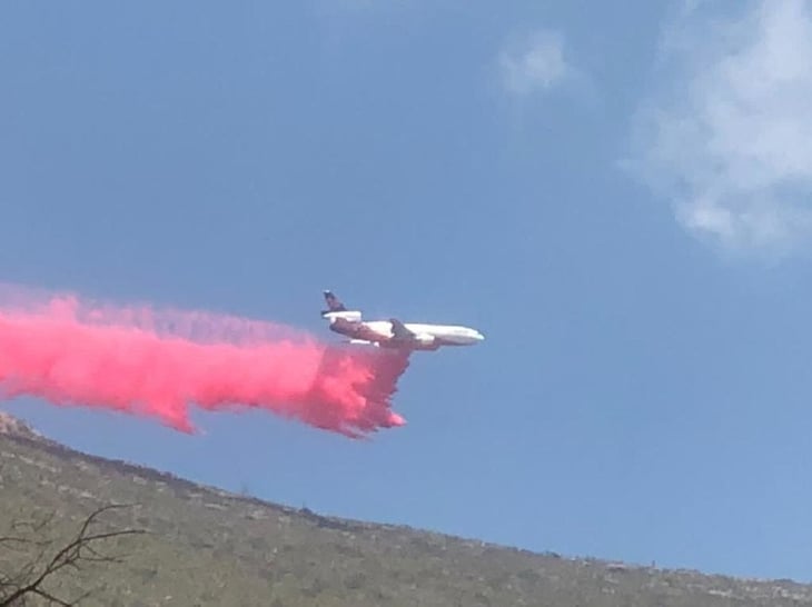 Avión DC10 realiza primera descarga de agua con retardante de fuego en Arteaga