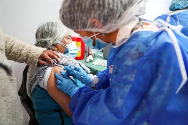 Quito inicia plan de vacunación masiva y Guayaquil suscribe acuerdo similar