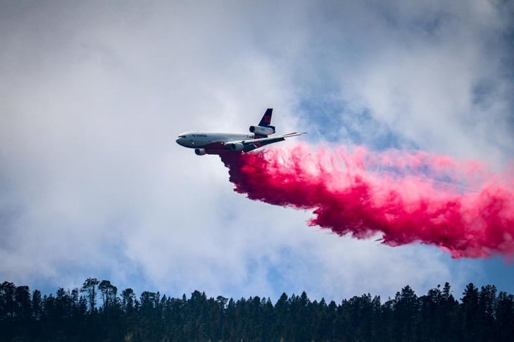 VIDEO: DC 10, así es el avión de EU que combate el incendio en Arteaga