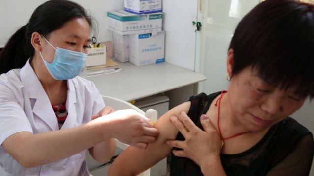China comienza la vacunación de mayores de 60 años y de los enfermos crónicos