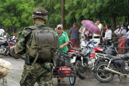ONG dice que grupos armados crecen en Venezuela mientras combaten en frontera