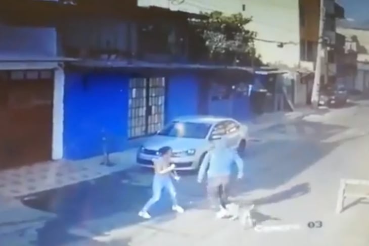 VIDEO: Captan agresión de sujeto a una joven en la calle