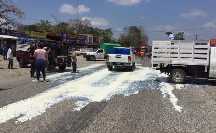 Derraman litros de leche en Oaxaca en protesta