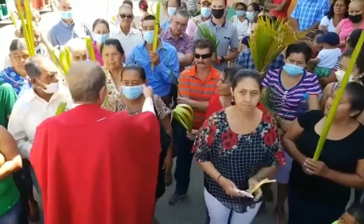Sacerdote arranca cubrebocas a fieles en Honduras; es una ‘Babosada’, les dijo