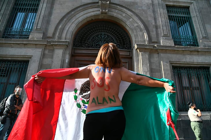 Mujer envuelta en bandera frente a Palacio Nacional exige justicia